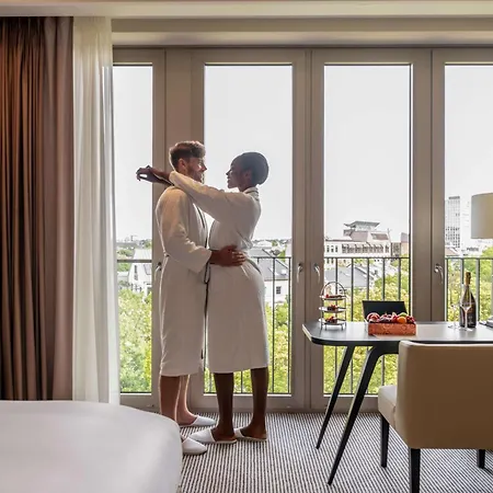 Sofitel Frankfurt Opera Hotel Frankfurt am Main Exterior photo A gay couple in a hotel room