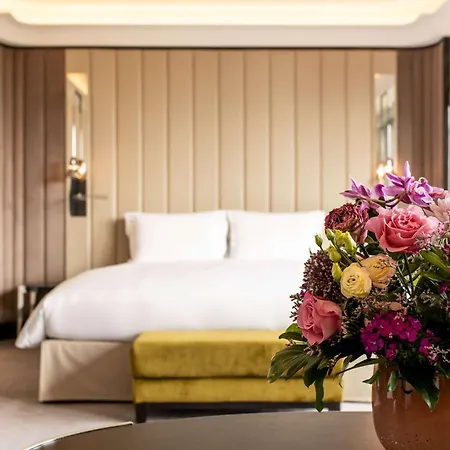 Sofitel Frankfurt Opera Hotel Frankfurt am Main Exterior photo A suite at the hotel